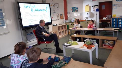 Buergermeister-liest-in-der-2a